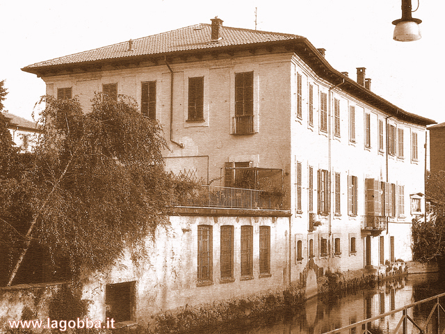 Complesso che ospitava l' azienda tessile di Enrico Mangili.  