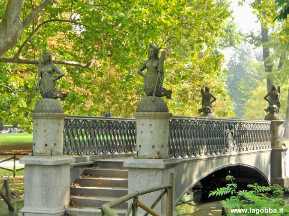 Il ponte delle sirenette ricostruito al parco 