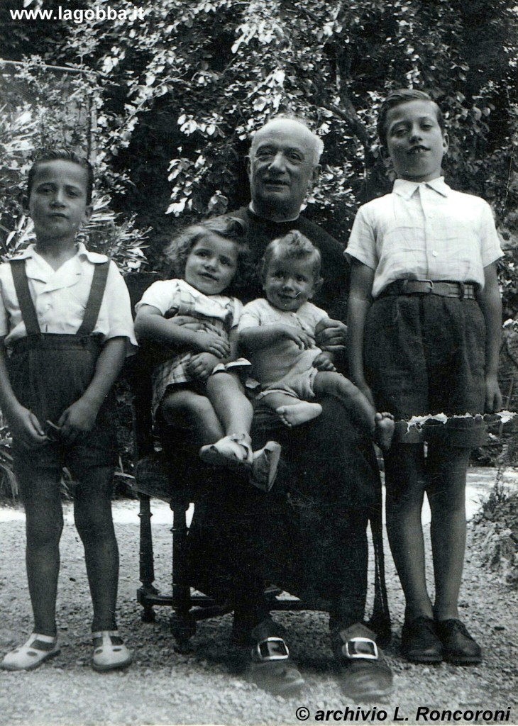 1946, Don Giuseppe Roncoroni nella villa di Cernobbbio con quattro pronipoti.