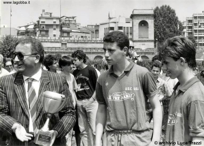 Foto 2 – Stagione 86/87 sempre Giovanissimi Regionali.. la foto tratta la premiazione della finale che abbiamo giocato all’Arena di Milano contro lo Sported Cremona, vincendo pure 3 a 0 con 3° gol mio fatto su rigore eheh.. Il torneo si chiamava Manlio Dubini, ed era un torneo che coinvolgeva diverse squadre di tutta la Lombardia ad eliminazione fino appunto alla finale dell’Arena milanese