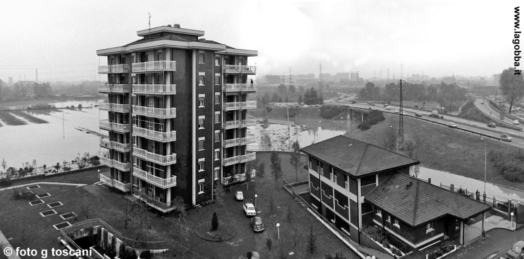 Il condominio ACLI di via Padova 353 circondato dalle acque del Lambro. 